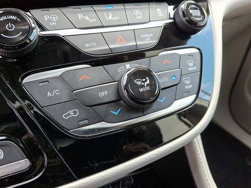 Used 2023 Chrysler Pacifica Limited image 18