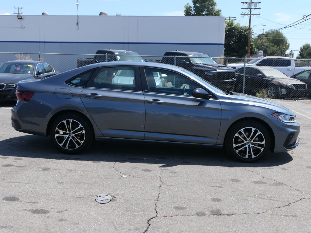 Used 2025 Volkswagen Jetta Sport FWD image 2