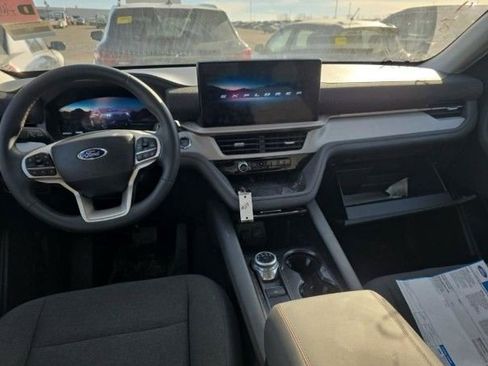 Used 2025 Ford Explorer Active image 6