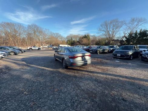 Used 2025 Volkswagen Jetta SE image 15