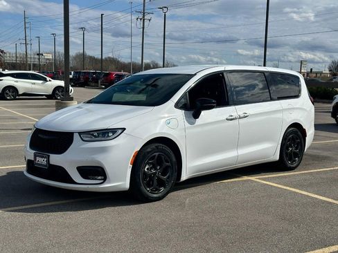 Used 2024 Chrysler Pacifica Limited image 1