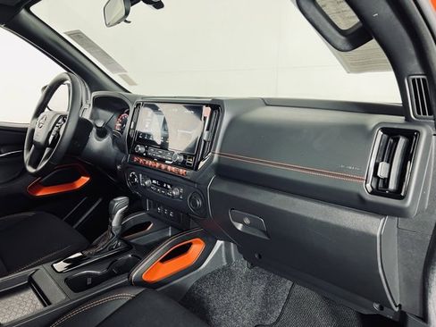 Used 2025 Nissan Frontier PRO-4X image 18