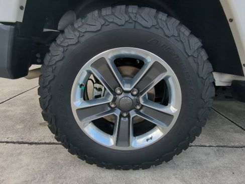 Used 2016 Jeep Wrangler Sahara w/ Connectivity Group AWD/4WD image 9
