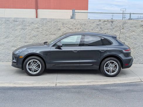 Certified 2022 Porsche Macan image 2