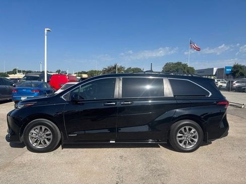 Used 2021 Toyota Sienna XLE FWD image 5