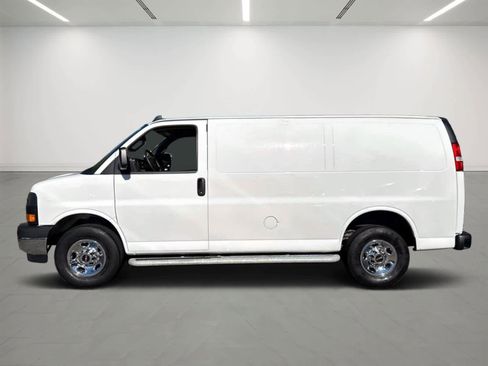 Used 2023 GMC Savana 2500 image 2