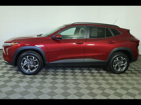 Used 2025 Chevrolet Trax LT FWD image 9