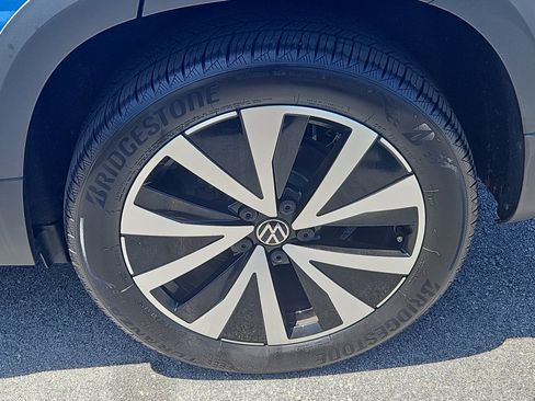 Certified 2023 Volkswagen Taos SE w/ Panoramic Sunroof Package AWD/4WD image 5