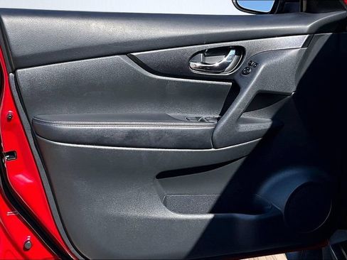 Used 2017 Nissan Rogue SV AWD/4WD image 16