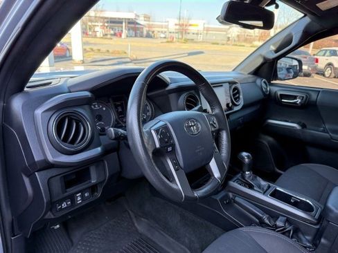 Used 2018 Toyota Tacoma TRD Off-Road image 12