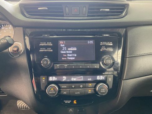 Used 2017 Nissan Rogue SV AWD/4WD image 22