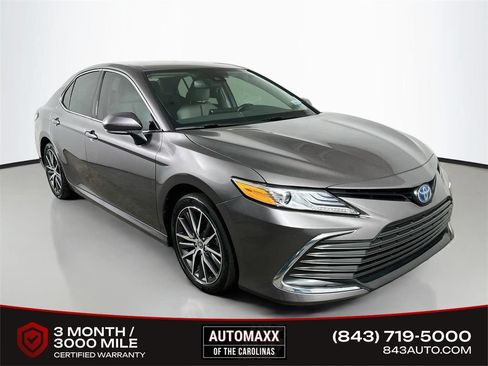 Used 2022 Toyota Camry XLE FWD image 1
