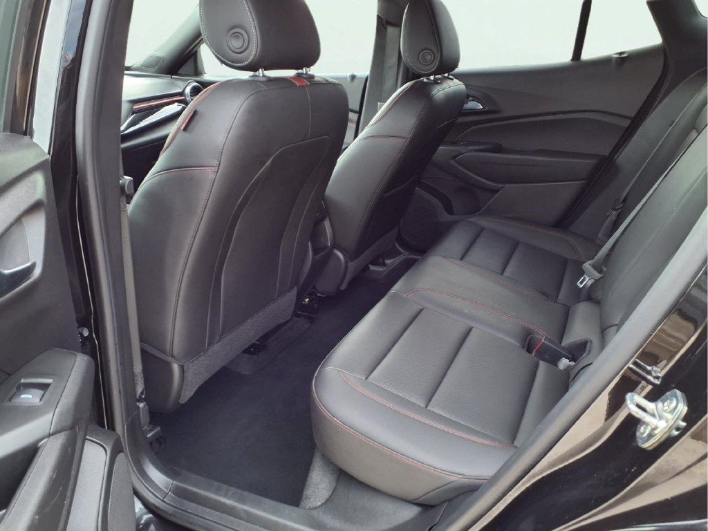 Used 2025 Chevrolet Trax RS FWD image 23