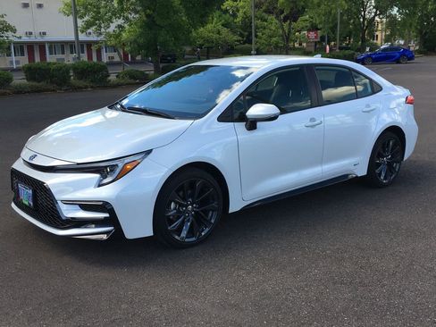 Used 2025 Toyota Corolla SE AWD/4WD image 12