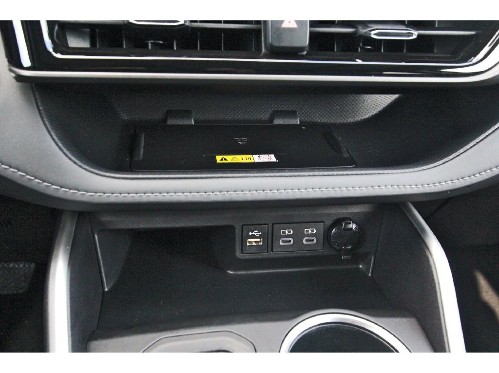 Used 2023 Toyota Highlander XLE AWD/4WD image 30