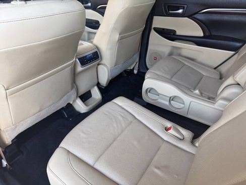 Used 2015 Toyota Highlander Limited image 18