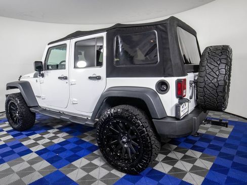 Used 2015 Jeep Wrangler Unlimited Rubicon AWD/4WD image 8