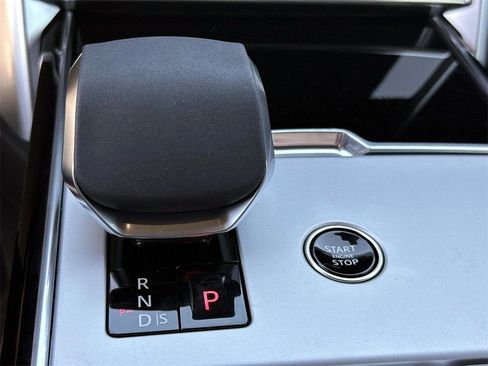 New 2025 Land Rover Range Rover Long Wheelbase SE image 27