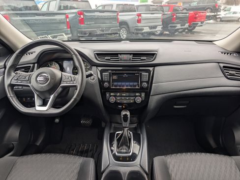 Used 2019 Nissan Rogue SV image 2