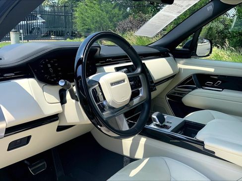 Certified 2025 Land Rover Range Rover SE AWD/4WD image 17