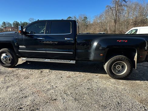 Used 2018 Chevrolet Silverado 3500 High Country w/ Duramax Plus Package image 11