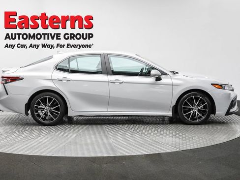 Used 2023 Toyota Camry SE image 4