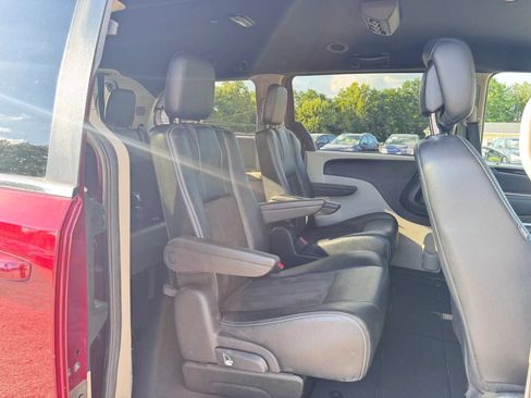 Used 2019 Dodge Grand Caravan SXT FWD image 23