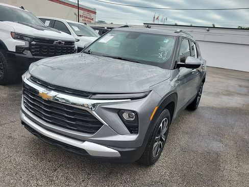 Used 2025 Chevrolet TrailBlazer LT image 2