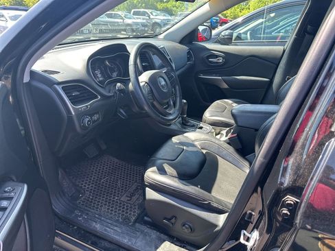 Used 2019 Jeep Cherokee Latitude Plus w/ Cold Weather Group AWD/4WD image 7