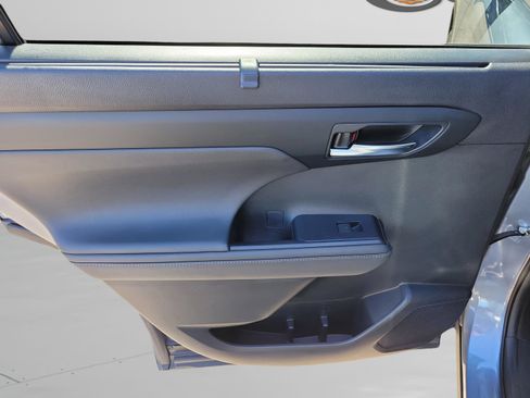 Used 2022 Toyota Highlander XLE image 14