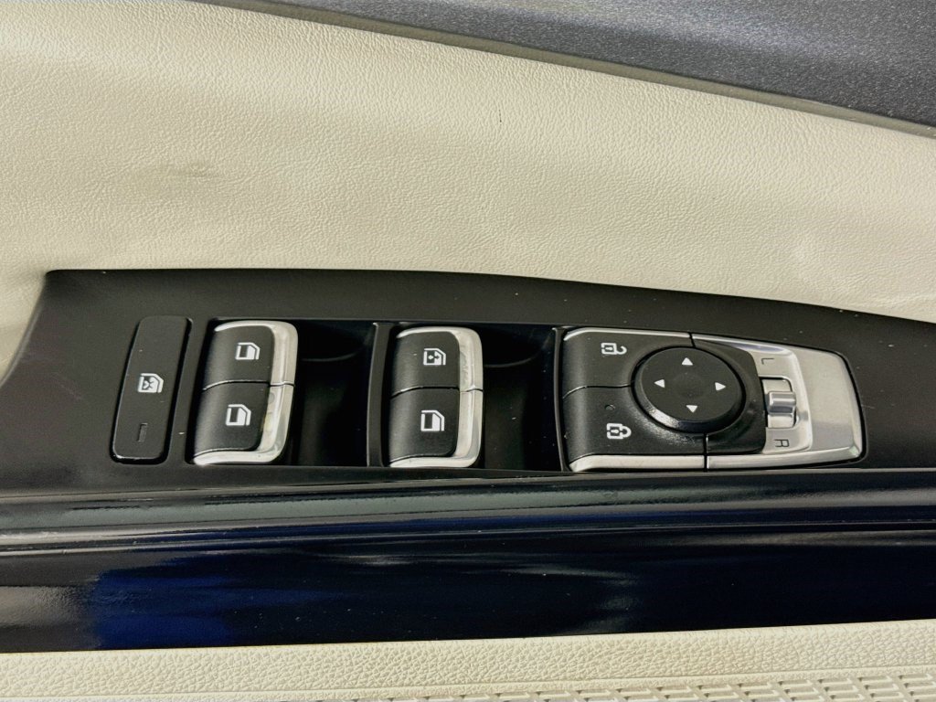 Used 2023 Kia Carnival LX FWD image 23