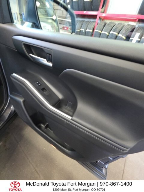 Used 2023 Toyota Highlander XLE AWD/4WD image 24