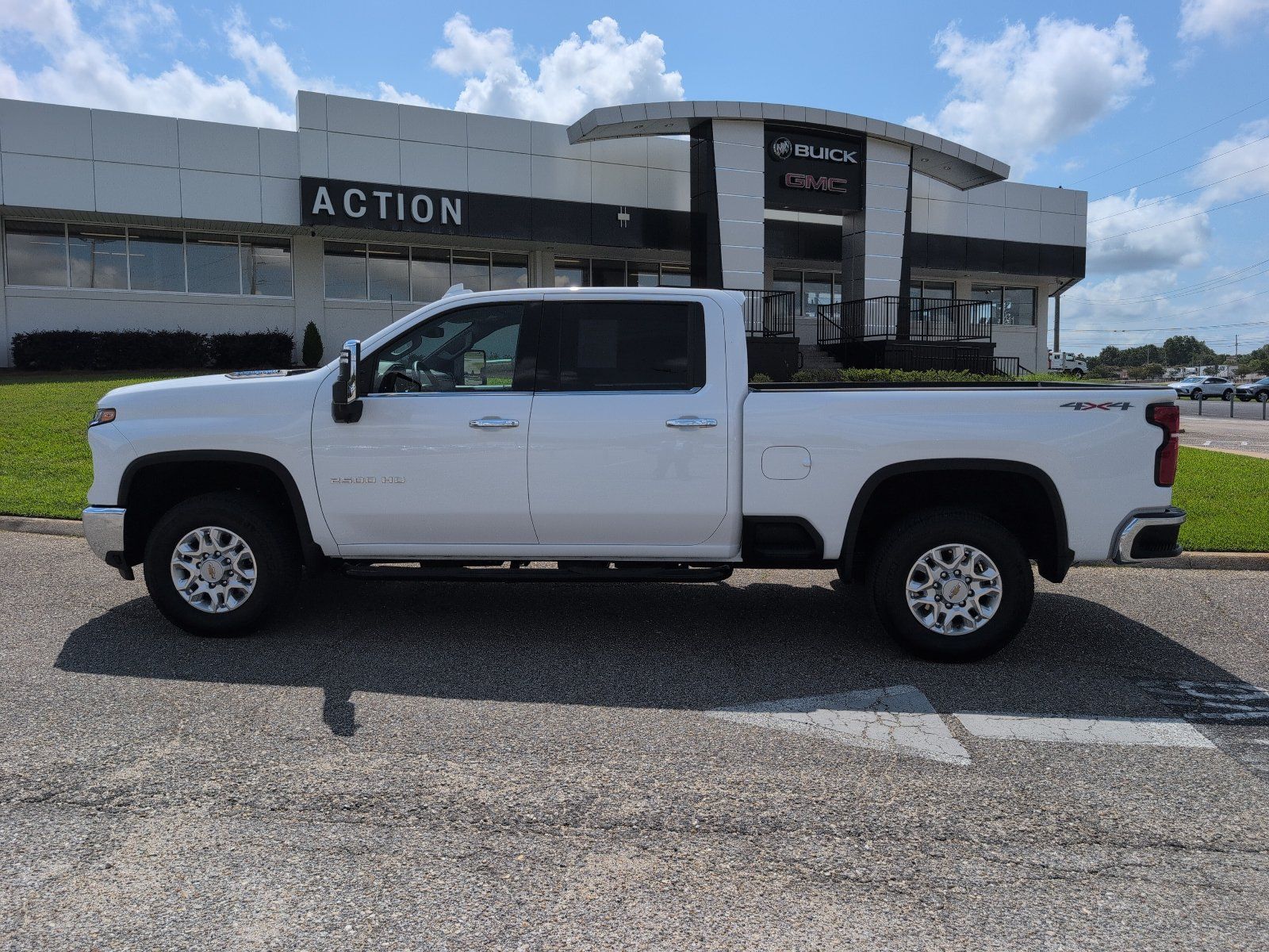 Used 2025 Chevrolet Silverado 2500 LTZ w/ LTZ Convenience Package AWD/4WD image 2
