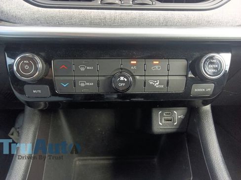Used 2024 Jeep Compass Latitude AWD/4WD image 32