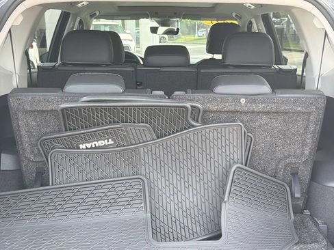 Used 2023 Volkswagen Tiguan SE w/ Panoramic Sunroof Package FWD image 6