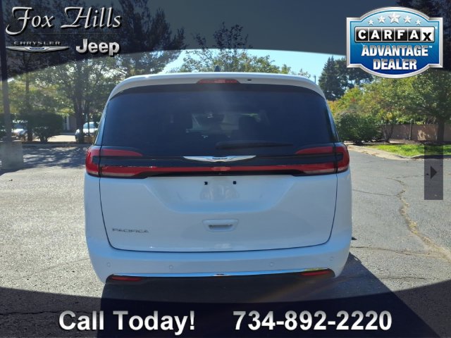 Used 2023 Chrysler Pacifica Touring-L FWD image 7
