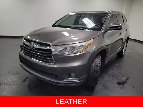 Used 2016 Toyota Highlander Limited w/ Driver Technology Package FWD image 4