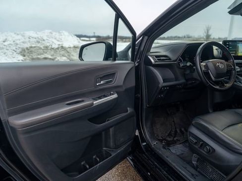 Used 2022 Toyota Sienna XLE Woodland Edition image 24