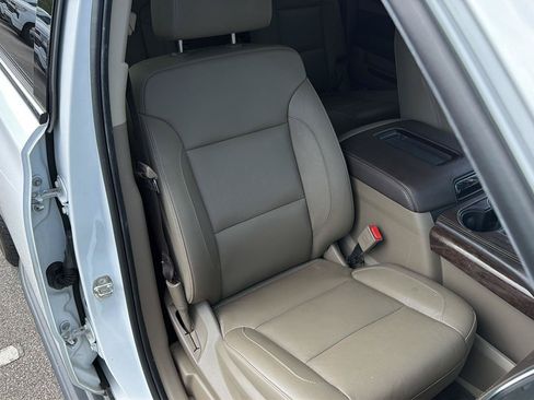 Used 2019 Chevrolet Suburban LT RWD image 15