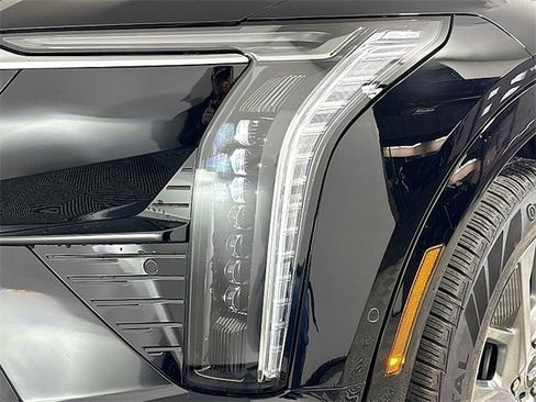 New 2026 Cadillac Optiq Luxury 1 image 7