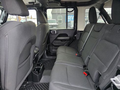 Used 2020 Jeep Wrangler Unlimited Sahara image 26