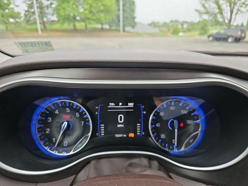 Used 2018 Chrysler Pacifica Touring-L FWD image 25