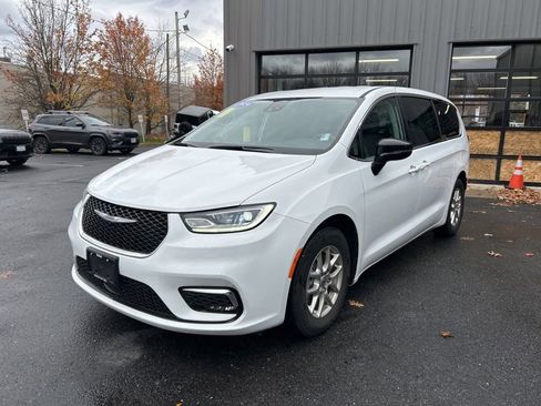 Certified 2024 Chrysler Pacifica Touring-L image 5