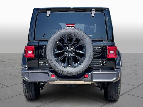 Used 2025 Jeep Wrangler Sahara image 5