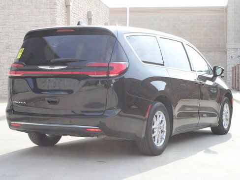 Used 2024 Chrysler Pacifica Touring-L image 3