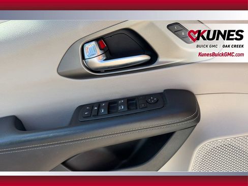 Used 2023 Chrysler Pacifica Touring-L FWD image 21