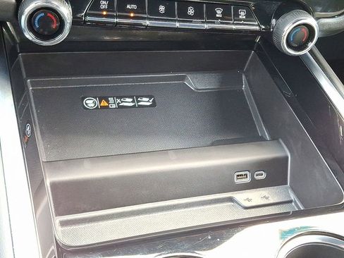 Used 2025 Chevrolet Suburban Premier image 25