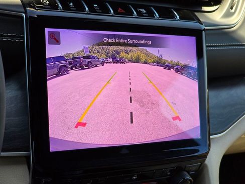 Used 2025 Jeep Grand Cherokee Limited AWD/4WD image 9