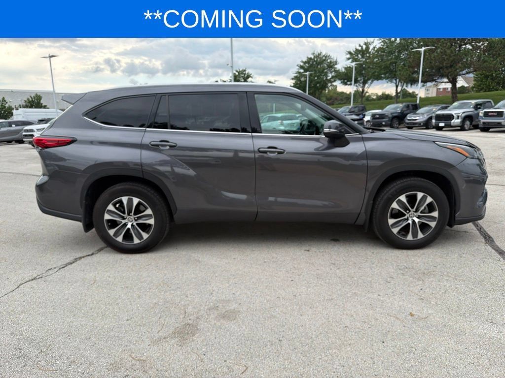 Used 2022 Toyota Highlander XLE AWD/4WD image 5