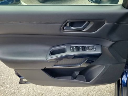 Certified 2025 Nissan Pathfinder SV FWD image 17
